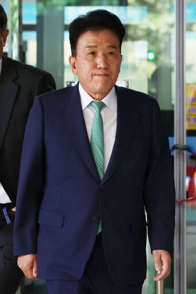 함영주 하나금융지주 회장이 1일 서울 마포구 서부지법에서 하나은행 채용비리 사건 업무방해 혐의 파기환송심 첫 공판기일 출석을 마친 뒤 청사를 떠나고 있다. 연합뉴스