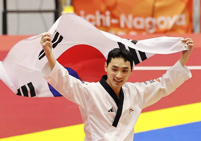 1일 일본 아이치현 도요하시 체육관에서 열린 2026 아이치·나고야 아시안게임 태권도 남자 품새에서 금메달을 획득한 한국 윤규성이 기뻐하고 있다. 연합뉴스
