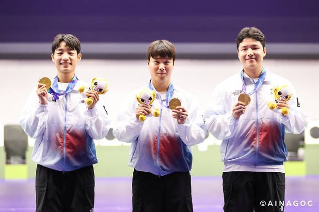 [서울=뉴시스] 2026 아이치·나고야 아시안게임 사격 남자 25m 속사권총 단체전에서 금메달을 획득한 한국 사격 대표팀. 왼쪽부터 송종호, 이건혁, 윤서영. (사진=2026 아이치·나고야 아시안게임 조직위원회 제공) 2026.10.01. photo@newsis.com