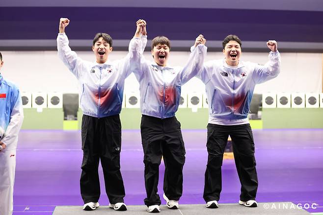 [서울=뉴시스] 2026 아이치·나고야 아시안게임 사격 남자 25m 속사권총 단체전에서 금메달을 획득한 한국 사격 대표팀. 왼쪽부터 송종호, 이건혁, 윤서영. (사진=2026 아이치·나고야 아시안게임 조직위원회 제공) 2026.10.01. photo@newsis.com