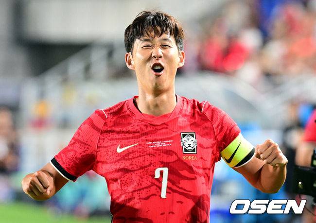 [OSEN=수원, 조은정 기자]로베르트 모레노 감독이 이끄는 대한민국 축구대표팀이 24일 수원월드컵경기장에서 에콰도르와 친선경기를 가졌다.이날 경기는 모레노 감독의 대한민국 축구대표팀 데뷔전으로 임시 감독의 계약 기간은 오는 11월 27일까지다. A매치 6경기를 치른 뒤 성적과 경기 내용을 바탕으로 계약 연장 여부가 결정된다.후반 대한민국 손흥민이 추가골을 넣은 뒤 날린 뒤 세리머니를 하고 있다. 2026.09.24 /cej@osen.co.kr