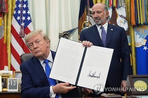 도널드 트럼프 미국 대통령과 하워드 러트닉 미 상무장관 [AP=연합뉴스 자료사진. 재판매 및 DB 금지]