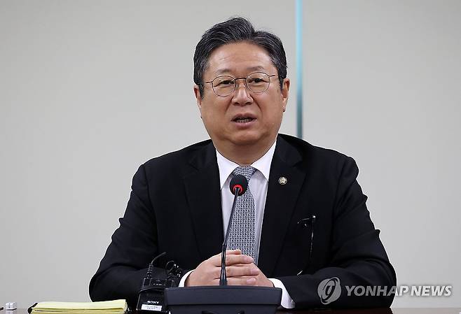 부동산 정책 방향 기자간담회 연 황희 의원 (서울=연합뉴스) 이동해 기자 = 더불어민주당 서울시당 지방 선거기획단장인 황희 의원이 6일 국회 의원회관에서 부동산 정책 방향을 주제로 기자간담회를 하고 있다. 2026.1.6 eastsea@yna.co.kr