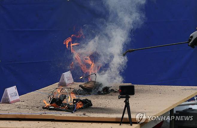 휴대용 보조배터리 보관 파우치 화재 적응성 실험 [연합뉴스 자료사진]