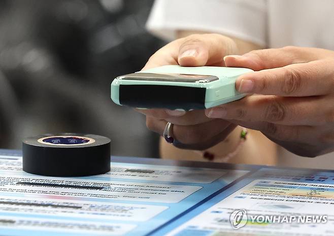 "보조배터리에 절연테이프 붙이고 항공기 타세요" [연합뉴스 자료사진]