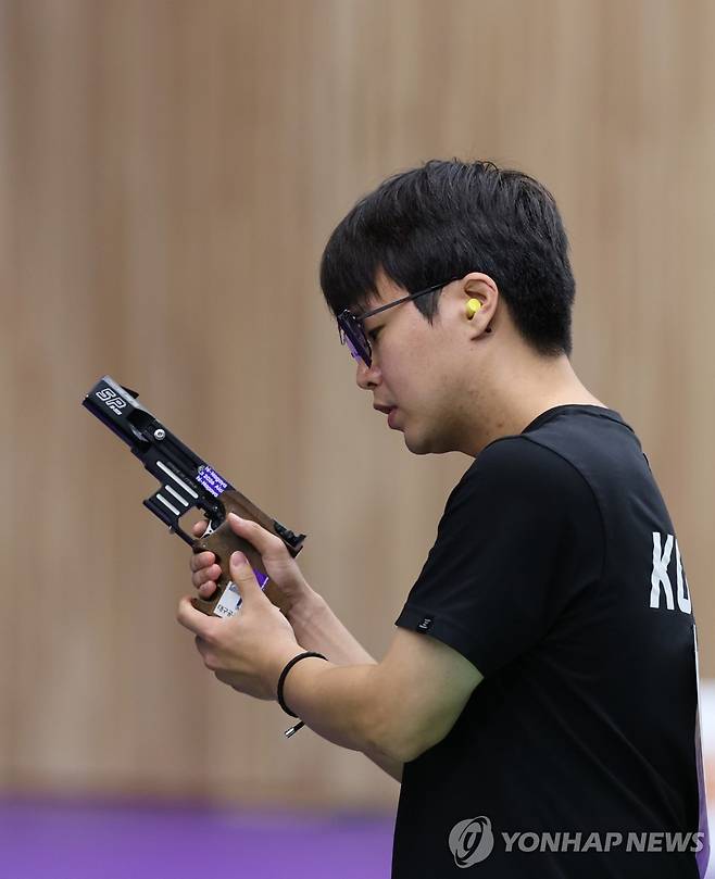 사격 준비하는 이건혁 (도요타[일본]=연합뉴스) 임화영 기자 = 1일 일본 아이치현 종합사격장에서 열린 2026 아이치·나고야 아시안게임 사격 남자 25ｍ 속사권총 개인전 결선. 한국 이건혁이 사격을 준비하고 있다. 2026.10.1 hwayoung7@yna.co.kr