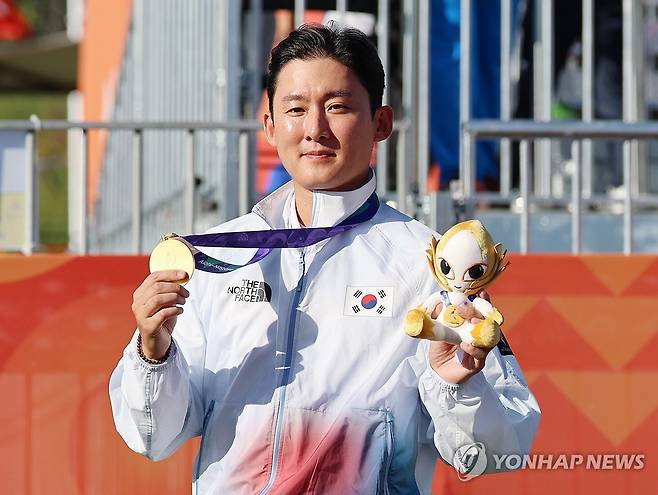 김종호 자랑스런 금메달 (오카자키[일본]=연합뉴스) 이동해 기자 = 1일 일본 아이치현 오카자키 중앙종합공원 다목적광장에서 열린 2026 아이치·나고야 아시안게임 양궁 컴파운드 남자 개인전에서 금메달을 차지한 한국 김종호가 메달을 들어 보이고 있다. 2026.10.1 eastsea@yna.co.kr