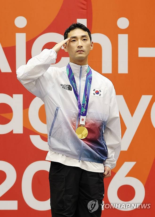 태권도 품새 윤규성 금메달 획득 (도요하시[일본]=연합뉴스) 한종찬 기자 = 1일 일본 아이치현 도요하시 체육관에서 열린 2026 아이치·나고야 아시안게임 태권도 남자 품새 시상식에서 금메달을 획득한 한국 윤규성이 경례하고 있다. 2026.10.1 saba@yna.co.kr