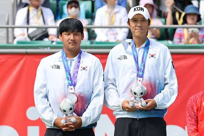 2일 일본 나고야 히가시야마 공원 테니스센터에서 열린 2026 아이치·나고야 아시안게임 테니스 남자 복식 결승에서 은메달을 차지한  대한민국 남지성과 박의성이 메달을 목에 걸고 기념촬영을 하고 있다. 연합뉴스
