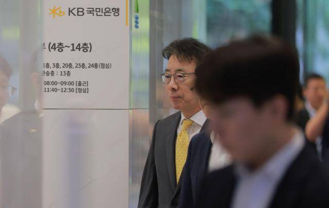 KB금융지주 차기 회장 최종 후보로 선정된 이재근 KB금융지주 부문장이 14일 오전 서울 영등포구 KB금융그룹 본사로 출근하고 있다 20260914사진유대길 기자 dbeorlf123ajunewscom