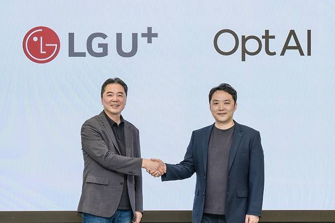 이상엽 LG유플러스 CTO(전무, 왼쪽)와 이재호 옵트에이아이 대표가 토큰 최적화 협력과 관련해 기념촬영을 하는 모습/제공=LG유플러스