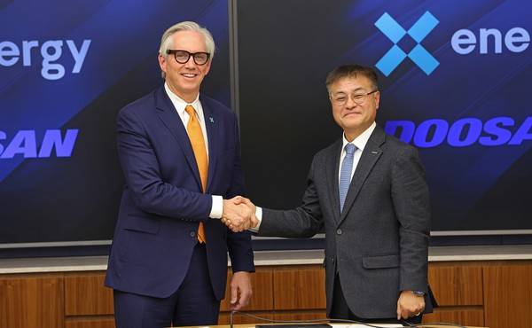 미국 워싱턴 D.C.에서 열린 SMR 핵심소재에 대한 예약계약 체결식에서 클레이 셀 엑스-에너지 셀 사장(왼쪽)과 김종두 두산에너빌리티 사장이 기념촬영을 하고 있다. 사진=두산에너빌리티