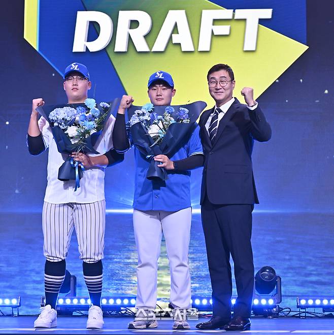 21일 서울 잠실 롯데호텔 월드에서 열린 2027 KBO 신인드래프트에서 삼성에 지명된 선수들이 이종열 단장과 포즈를 취하고 있다. 최승섭기자 thunder@sportsseoul.com