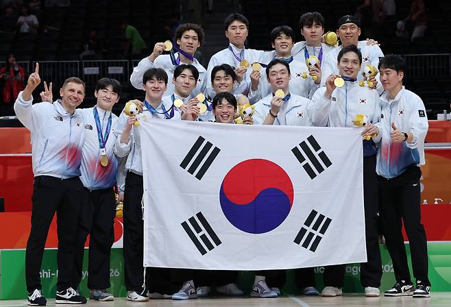 20일 일본 나고야 아이치 인터내셔널 아레나에서 열린 2026 아이치·나고야 아시안게임 남자 농구 시상식. 금메달을 획득한 한국 대표팀이 기념촬영을하고 있다. <저작권자(c) 연합뉴스, 무단 전재-재배포, AI 학습 및 활용 금지>