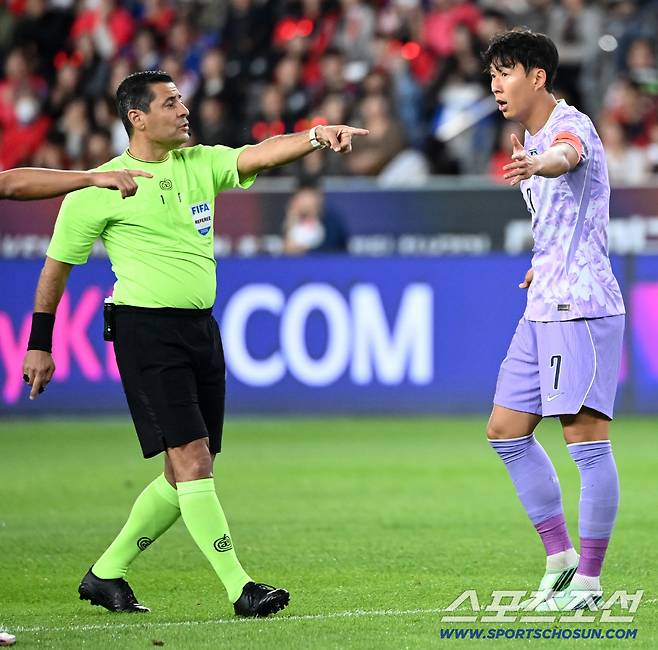 2일 울산 문수월드컵경기장에서 열린 대한민국과 베네수엘라의 평가전. 손흥민이 심판의 판정에 항의하고 있다. 울산=허상욱 기자wook@sportschosun.com/2026.10.02/