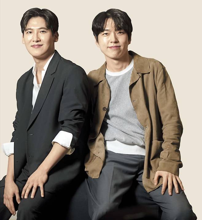 드라마 ‘포핸즈’ 속 또 다른 ‘포핸즈’로 배우들과 드라마를 만들어간 이민성 피아니스트(왼쪽)와 박주영 피아니스트. 김지호 기자