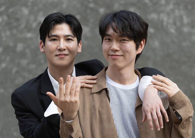 포핸즈의 또다른 손! tvN 드라마 ‘포핸즈’ 속 실제 연주자이자 배우들의 스승인 피아니스트 이민성, 박주영이 자신들의 손을 들어보이고 있다. 박주영은 극 중 송강이 손을 떨며 쓰러질 듯 연주하는 장면을 피아니스트의 감성을 담아 먼저 연기해 보이자, 송강이 ‘연기 천재’라는 문자를 보냈다는 일화를 전하며 화기애애한 촬영장 분위기를 설명했다. 이준영 역할의 이민성은 "녹초가 다 됐는데도 연습실을 찾고, 손 올려 놓는 것부터 시작했는데 거의 피아노에 엎어질듯 한 굽은 어깨가 점점 펴지며 바른 자세로 피아노까지 쳐내는 모습을 보면서 자신에게도 좋은 거울이 됐다"고 말했다. /김지호 기자 /김지호 기자