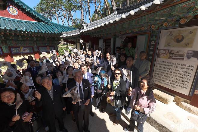 2일 서울 은평구 진관사에서 대한민국전몰군경유족회 회원과 권오을 국가보훈부 장관을 비롯한 관계자 등 78명이 참석한 가운데 호국영령의 숭고한 희생을 기리고 유족들을 위로하는 초청행사가 열렸다. 참석자들이 진관사 경내 칠성각 앞에서 태극기를 들고 ‘대한민국 만세’ 삼창을 외치고 있다. 전영한 기자 scoopjyh@donga.com