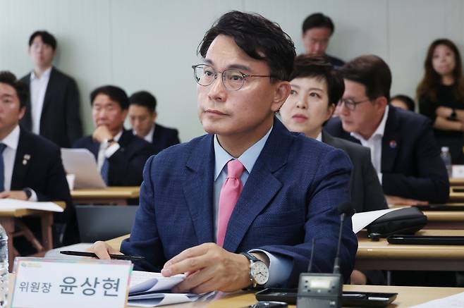 윤상현 6·3 지방선거 투표용지 부족 사태 국정조사특별위원회 위원장이 2일 오전 서울 송파구 선거관리위원회에서 열린 ‘투표용지 부족 사태 관련 현장보고회’에 자리하고 있다.  뉴스1