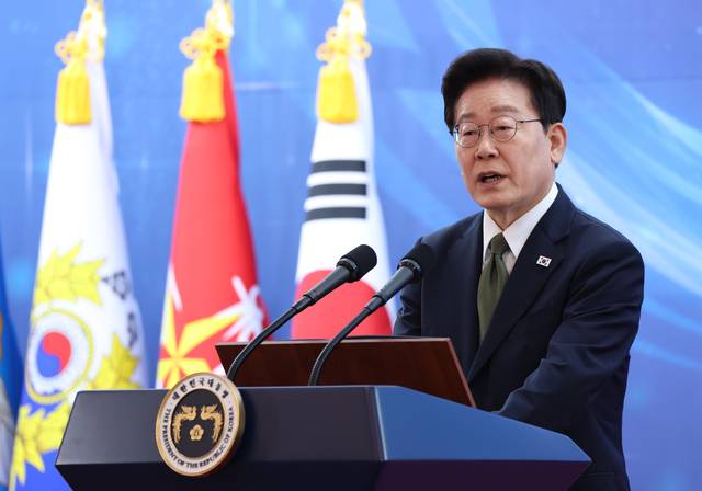 이재명 대통령이 1일 충남 계룡대에서 열린 제78주년 국군의 날 기념 오찬에서 축사하고 있다. 연합뉴스