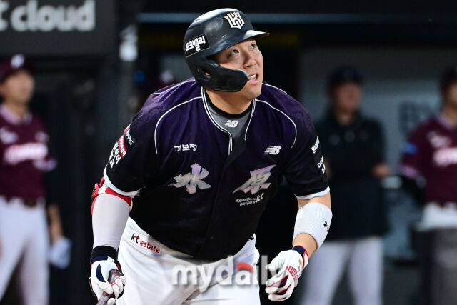 26일 경기도 수원 KT위즈파크에서 열린 '2026 신한 SOL BANK KBO리그' 키움 히어로즈와 KT 위즈 경기. KT 김현수가 4회말 1사 1루에 뜬공을 바라보고 있다./마이데일리