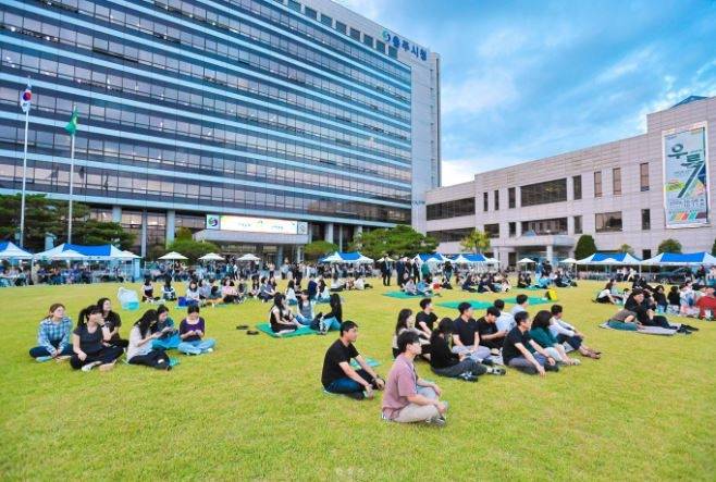 충주시청 직원들이 지난달 충주시청 광장에서 열린 ‘2026 소통과 화합 직원 한마음 행사’에 참여하고 있는 모습.  [충주시청 제공]