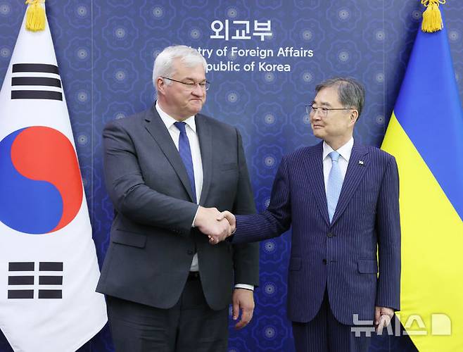 [서울=뉴시스] 조수정 기자 = 조현 외교부 장관과 안드리 시비하 우크라이나 외교장관이 30일 오후 서울 종로구 외교부에서 회담에 앞서 악수하며 기념촬영 하고 있다. 2026.06.30. chocrystal@newsis.com