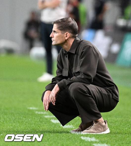 [OSEN= 서울월드컵경기장, 이대선 기자] 로베르토 모레노 감독이 이끄는 한국 축구대표팀이 28일 서울월드컵경기장에서 우루과이와 A매치 경기를 가졌다.한국은 지난 24일 오현규, 손흥민, 이동경의 연속골이 터져 에콰도르를 3-0으로 제압했다. 모레노 감독은 한국대표팀 데뷔전에서 승리를 신고했다.&nbsp;후반 한국 모레노 감독이 경기를 바라보고 있다. 2026.09.28 / sunday@osen.co.kr