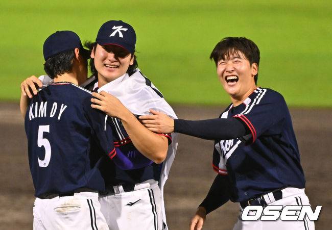 [OSEN=도요하시(일본), 박준형 기자] 한국야구가 우여곡절 끝 아시안게임 5회 연속 금메달을 해냈다. 류지현 감독이 이끄는 한국 야구대표팀은 27일 일본 아이치현 도요하시 시민구장에서 열린 2026 아이치-나고야 아시안게임 일본과 결승전에서 3-1로 승리했다.금메달 확정 후 최준용이 김도영의 눈물을 보며 미소 짓고 있다.   2026.09.27 / soul1014@osen.co.kr