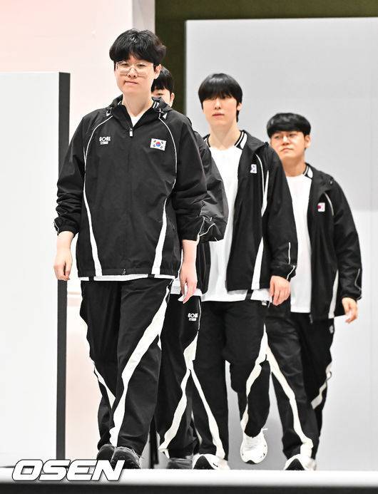 [OSEN=도코나메(일본), 박준형 기자] 2일 일본 도코나메시 아이치현에 위치한 아이치 스카이 엑스포에서 '2026 아이치·나고야 아시안게임' e스포츠 리그 오브 레전드(LoL) 결승전 대한민국과 대만의 경기가 진행됐다.아시안게임 2회 연속 금메달에 도전하는 e스포츠 리그 오브 레전드 대표팀은 '간판스타' 페이커, 이상혁을 빼고 결승에 올랐다. 리그 오브 레전드 한국대표팀이 입장하고 있다    2026.10.02 /  soul1014@osen.co.kr