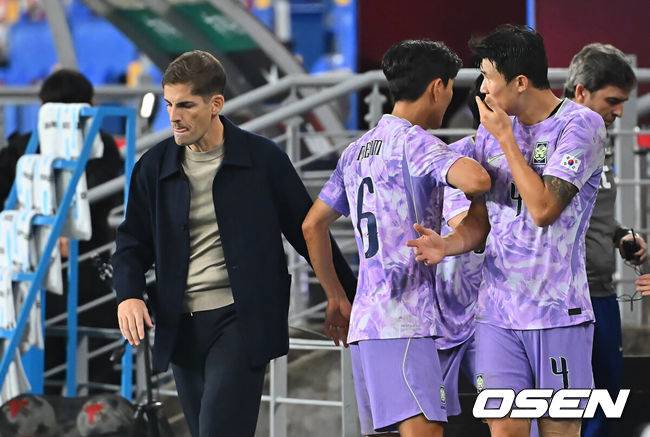 [OSEN=울산, 이석우 기자] 2일 울산문수축구경기장에서 대한민국과 베네수엘라의 친선경기가 열렸다.에콰도르전 3-0 완승과 우루과이전 1-4 대패로 극명한 경기력을 보인 ‘모레노호’가 베네수엘라전에서 전술적 유연성을 앞세워 빠르게 문제점을 보완했는지 시험대에 올랐다.대한민국 로베르토 모레노 감독이 김민재와 얘기를 하다 돌아 서고 있다. 2026.10.02 / foto0307@osen.co.kr