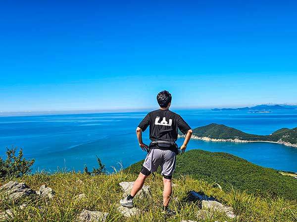 결국 올라선 보적산 정상. 월간산 57주년 山 티셔츠에, 무릎을 거들어준 웨어러블 로봇을 착용했다.