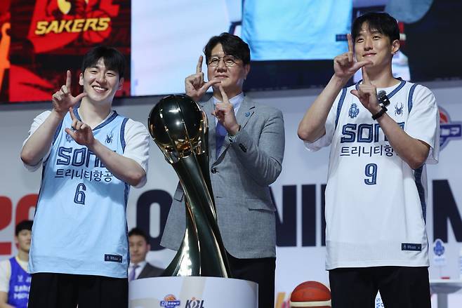 손창환 소노 감독은 3일 개막하는 2026~2027시즌의 1차 목표를 4강 진출로 잡았다. 9월 29일 열린 미디어데이서 선전을 다짐한 이정현, 손 감독, 정희재(왼쪽부터). 뉴시스