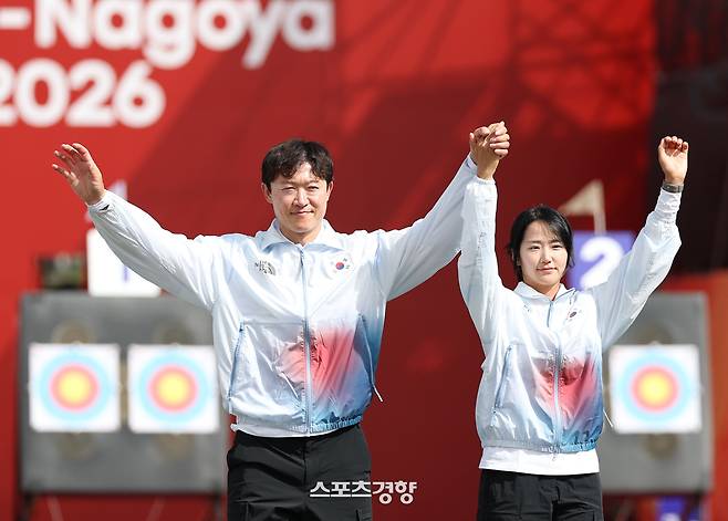 최용희, 박정윤이 30일 아이치현 오카자키 중앙종합공원 다목적 광장에서 열린 2026 아이치·나고야 아시안게임 양궁 컴파운드 혼성 단체전 시상식에서 은메달 시상대에 오르고 있다.  2026.9.30. 오카자키｜강윤중 선임기자