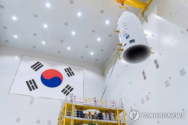 5차 발사 준비, 누리호 3단 페어링 결합 작업 공개 (서울=연합뉴스) 한국항공우주연구원은 내달 7일 한국형발사체 누리호의 5차 발사를 앞두고 전남 고흥 나로우주센터 위성시험동에서 진행된 3단 페어링 결합 작업 모습을 30일 공개했다. 2026.9.30 [한국항공우주연구원 제공. 재판매 및 DB 금지] photo@yna.co.kr