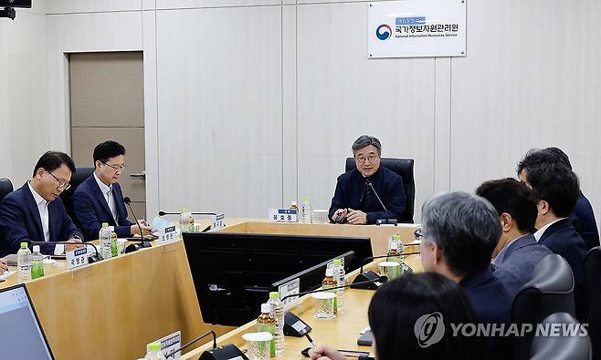 윤호중 장관, 국가정보자원관리원 대전센터 현장점검 (서울=연합뉴스) 윤호중 행정안전부 장관이 30일 지난해 배터리 화재가 발생한 국가정보자원관리원 대전본원을 방문해 전산실 복구 상황 및 디지털 안전관리 체계 등 종합 점검을 하고 있다. 2026.9.30 [행정안전부 제공. 재판매 및 DB 금지] photo@yna.co.kr