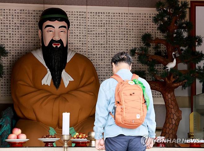 개천절 단군성전 참배 (서울=연합뉴스) 홍해인 기자 = 개천절인 3일 서울 종로구 단군성전을 찾은 시민이 단군상 앞에 예를 올리고 있다. 2025.10.3 hihong@yna.co.kr