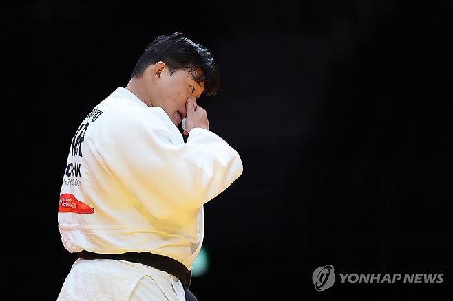 8강전에서 패한 김민종 (나고야=연합뉴스) 서대연 기자 = 2일 일본 나고야 아이치 인터내셔널 아레나에서 열린 2026 아이치·나고야 아시안게임 유도 남자 +100kg급 8강전. 대한민국 김민종이 우즈베키스탄  무자파르베크 투로보예프를 상대로 한판을 내주며 패한 뒤 아쉬워하고 있다. 2026.10.2 dwise@yna.co.kr