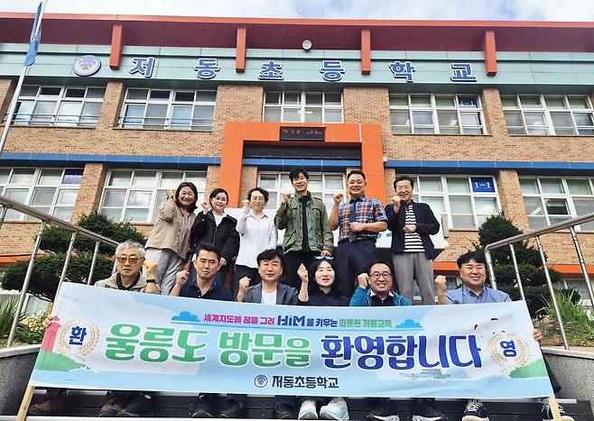 유준상 광운대 SOOM 우주 예술연구소장과 일행, 정지열 저동초등학교 교장과 관계자 등이 기념 사진을 찍고 있다. /황진영 기자