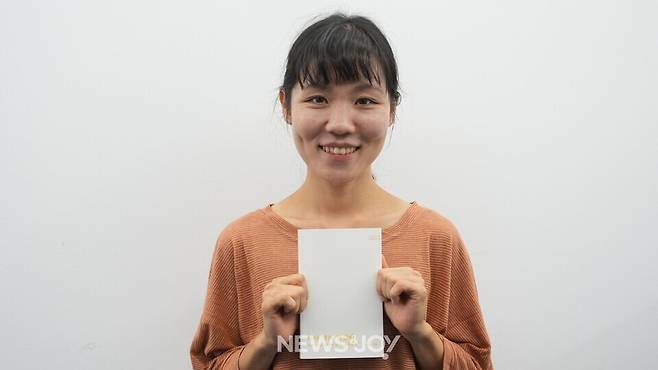 ＜목사 딸의 백팔배＞(온다프레스) 이정은 작가를 만났다. 독립 전까지는 아버지가 목회하고 어머니가 지역 아동 센터를 운영하는 경기도의 한 조그마한 교회에서 자라났다. 아버지는 하루도 빠지지 않고 똑같은 시간 노방 전도를 나가는, 그야말로 말과 행동과 신앙이 일치하는 사람이었다. 인간 중심적인 것을 배제하는 아버지의 '자기 포기 테크놀로지'와 금욕적인 성장 환경에 기꺼이 연루되고 틈새를 발견하는 이야기를 책에 담았다. 뉴스앤조이 나수진