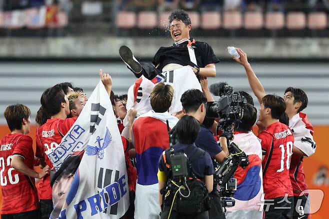 3일 일본 아이치현 도요타 스타디움에서 열린 2026 아이치·나고야 아시안게임 남자 축구 결승전 대한민국과 일본의 경기, 1대 0으로 승리하며 금메달을 획득한 대한민국 선수들이 이민성 감독을 헹가래를 하고 있다.2026.10.3 ⓒ 뉴스1 김도우 기자