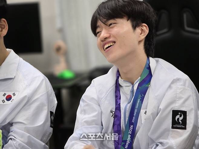 LoL 대표팀 ‘케리아’ 류민석이 2일 2026 아이치·나고야 아시안게임 금메달 획득 후 취재진과 만나 인터뷰를 진행하고 있다. 사진 | 공동취재단