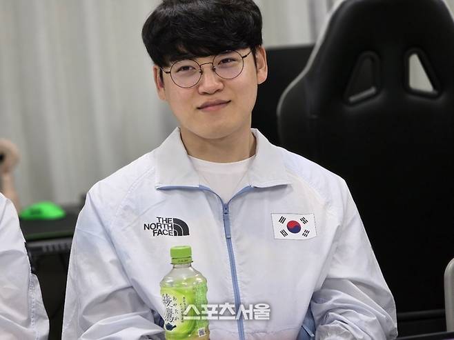 LoL 대표팀 ‘구마유시’ 이민형이 2일 2026 아이치·나고야 아시안게임 금메달 획득 후 취재진과 만나 인터뷰를 진행하고 있다. 사진 | 공동취재단