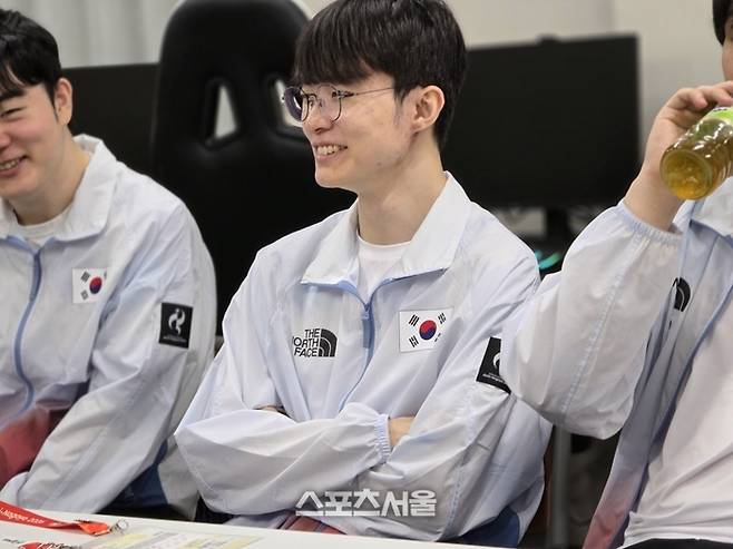 LoL 대표팀 ‘페이커’ 이상혁이 2일 2026 아이치·나고야 아시안게임 금메달 획득 후 취재진과 만나 인터뷰를 진행하고 있다. 사진 | 공동취재단