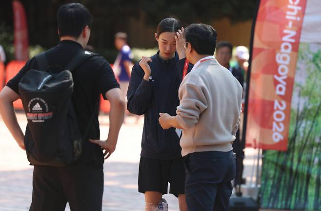 태권도 57㎏급 김유진

    (도요하시[일본]=연합뉴스) 김동민 기자 = 3일 일본 아이치현 도요하시 종합체육관에서 열린 2026 아이치·나고야 아시안게임 태권도 겨루기 여자 57㎏급 8강에서 중국 장추링에게 패한 한국 김유진이 경기 종료 후 경기장 주변에서 슬퍼하고 있다. 2026.10.3 

    image@yna.co.kr(끝)<저작권자(c) 연합뉴스, 무단 전재-재배포, AI 학습 및 활용 금지>