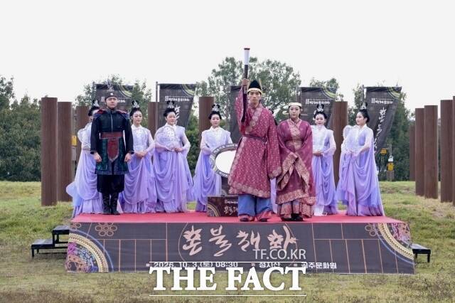 제72회 공주 백제문화제가 3일 열린 가운데 정지산 천제단에서 혼불채화로 서막을 알리고 있다. /공주시