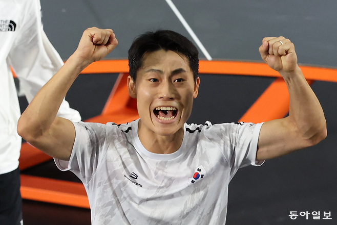 20일 일본 나고야시 히가시 스포츠 센터에서 열린 2026 아이치·나고야 아시안게임 테크볼 결승에서 우승을 차지한 한국 이준석이 관중석 가족을 향해 포효하고 있다. 나고야=변영욱 기자