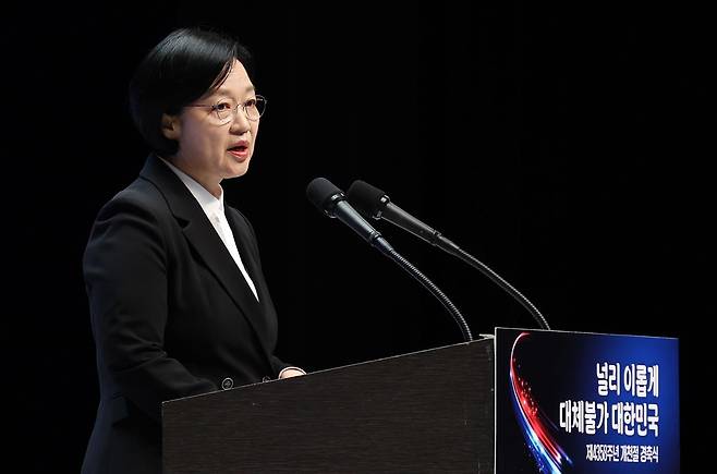 한성숙 국무총리가 3일 서울 종로구 세종문화회관 대극장에서 열린 제4358주년 개천절 경축식에서 경축사를 하고 있다. 뉴시스