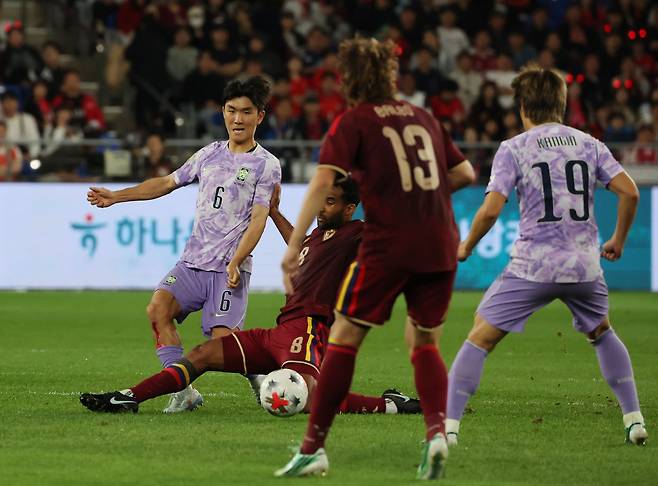 2일 울산 문수축구경기장에서 열린 대한민국과 베네수엘라의 축구 국가대표팀 평가전. 한국 황인범이 이강인을 향해 패스하고 있다. 연합뉴스