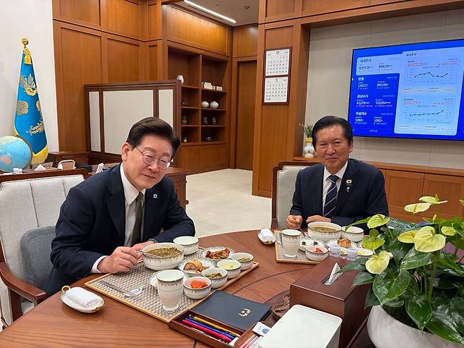 이재명 대통령이 1일 청와대에서 정청래 더불어민주당 전 대표와 강훈식 비서실장 배석으로 만찬을 가졌다. 이날 이재명 대통령과 정청래 전 대표는 4시간 동안 다양한 국정 현안 및 당내 사안에 대해 진솔한 대화를 나누고 깊은 공감대를 형성했다. 사진 청와대